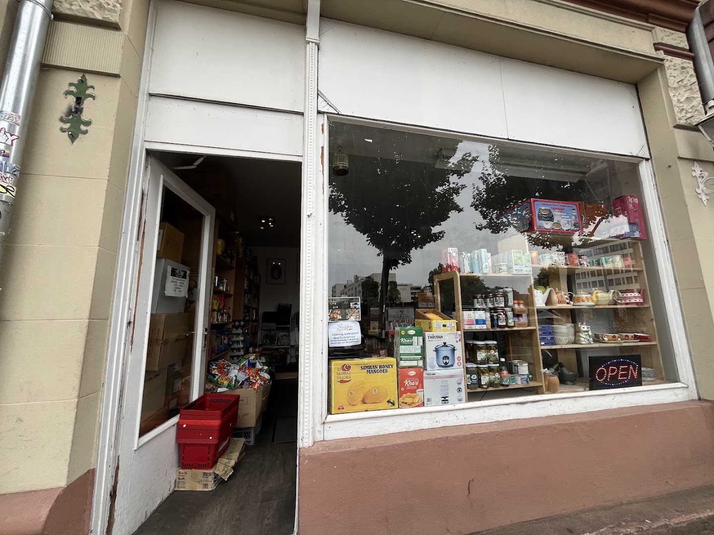 Echte Außenansicht des Butt Asia-Shops in der Bahnhofstraße